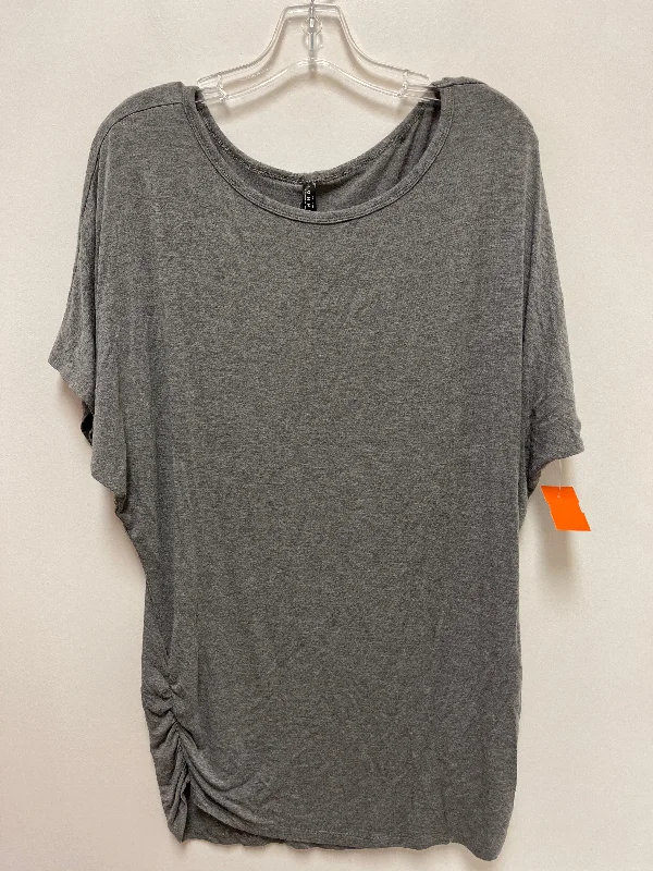 Top Short Sleeve By Clothes Mentor In Grey, Size: 3x